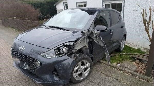 Unfall im Kreis Cuxhaven: Auto schleudert nach frontaler Kollision in Vorgarten