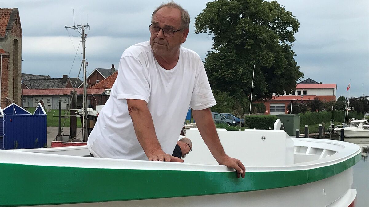 Holzbootbauer Rainer Hatecke ist sichtlich zufrieden mit seiner Arbeit.