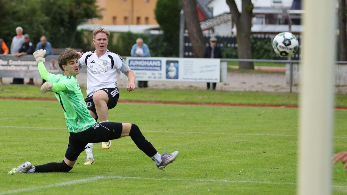 Stefan Cordts trifft zur Führung für den FC Cuxhaven. Am Ende reichte es zumindest zum ersten Punktgewinn für den Landesliga‑Aufsteiger. Foto: Unruh