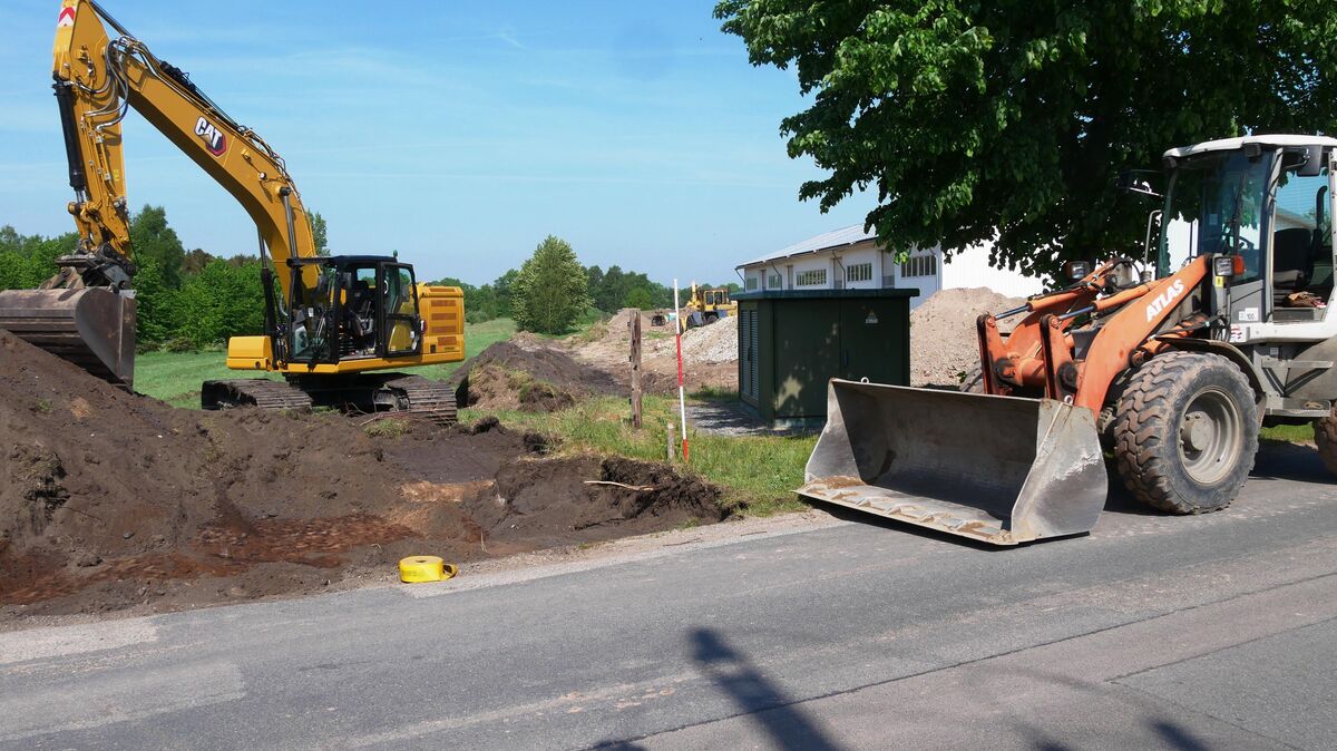 Bagger und Radlader rollten in der letzten Woche in Hechthausen an der Löhberger Straße an und begannen, die Baustelle einzurichten. Zunächst musste über der Gasleitung der Boden ausgehoben und mit Schotter verdichtet werden, damit die schweren Geräte darüber fahren können. Foto: Lange