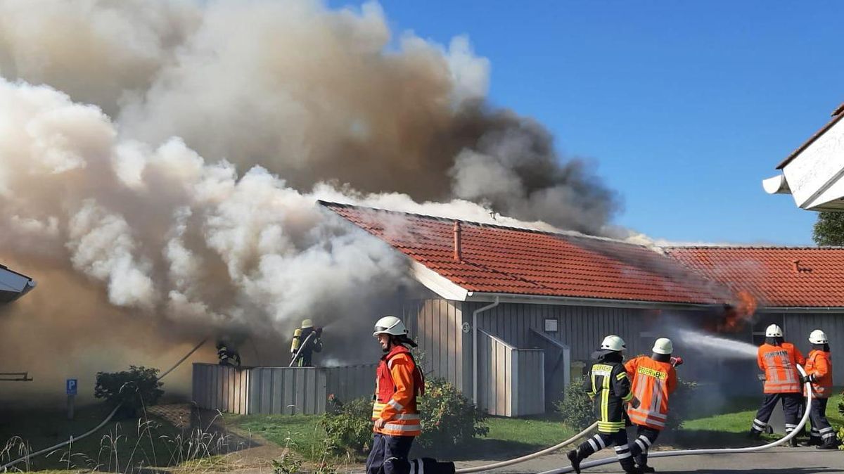 Dichte Rauchschwaden zogen aus dem Ferienhaus. Die Otterndorfer Feuerwehrleute bekämpften die Flammen. Foto: Lange
