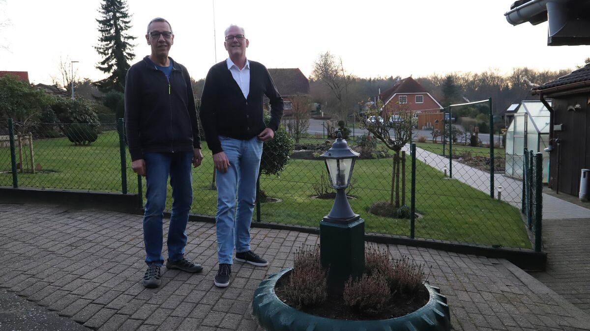 Jürgen Graf (l.) und Ralf von Borstel stehen an der Spitzen des Schützenvereins Centrum Hechthausen. Sie schätzen das Leben und die Gemeinschaft in ihrem Ort, auch wenn sie einiges noch verbessern würden. Foto: Witthohn