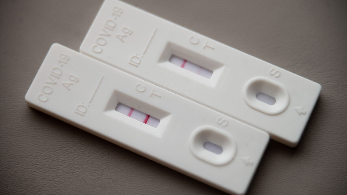 Mittlerweile wird deutlich weniger getestet, sodass dieses Bild eher Seltenheitscharakter hat. Doch Corona ist mitnichten aus der Welt, und Tests bei Symptomen angebracht ebenso wie Hygieneregeln. Foto: dpa