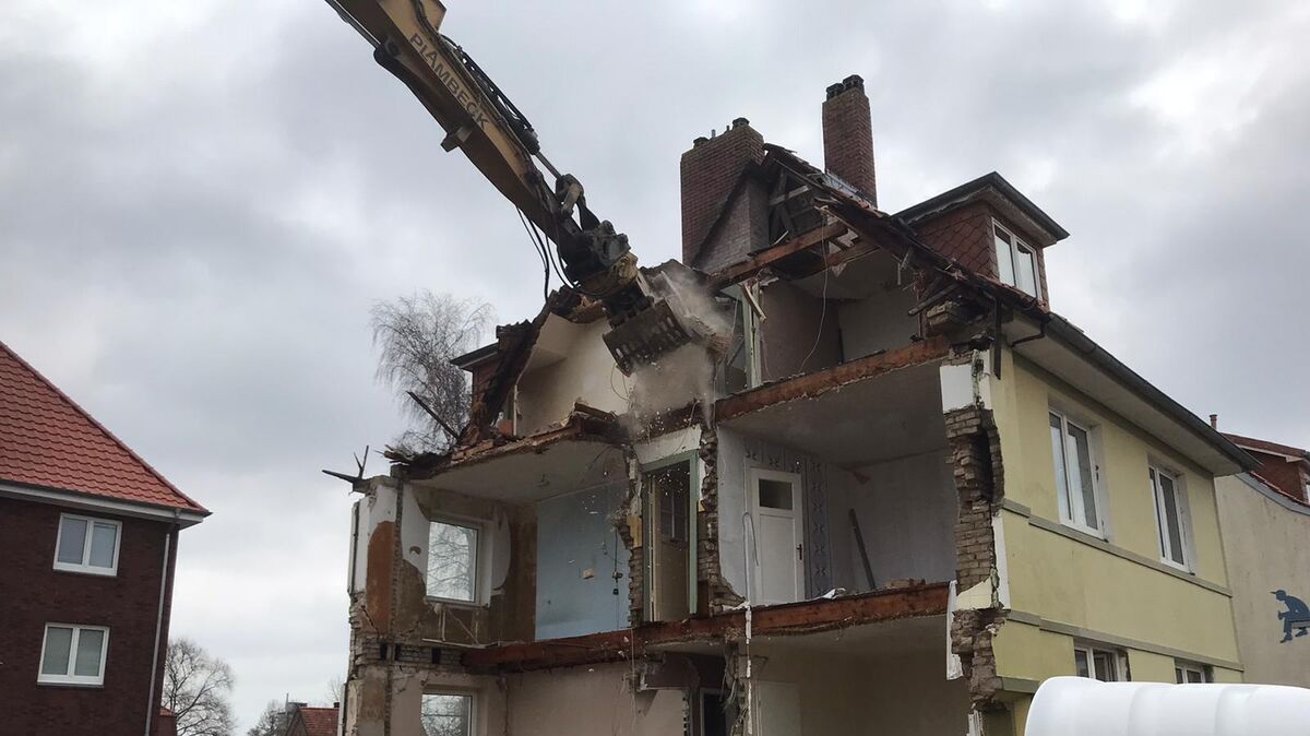 Geschafft: Ein Abbruchbagger räumt den Rest des ehemaligen Wohnhauses ab. Foto: Potschka