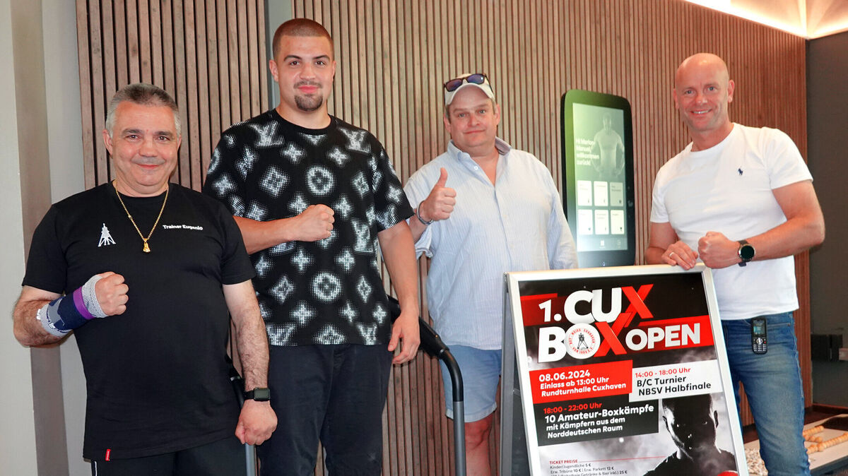 Gemeinsam stark (v.l.): Eugenio Gomez-Casado (Boxtrainer Rot-Weiss Cuxhaven), Marlon Montoya (Boxer im Schwergewicht), Benny Abt (Abteilungsleiter Boxen), Gunnar Stier (Studioleitung Outfit). Foto: Tonn