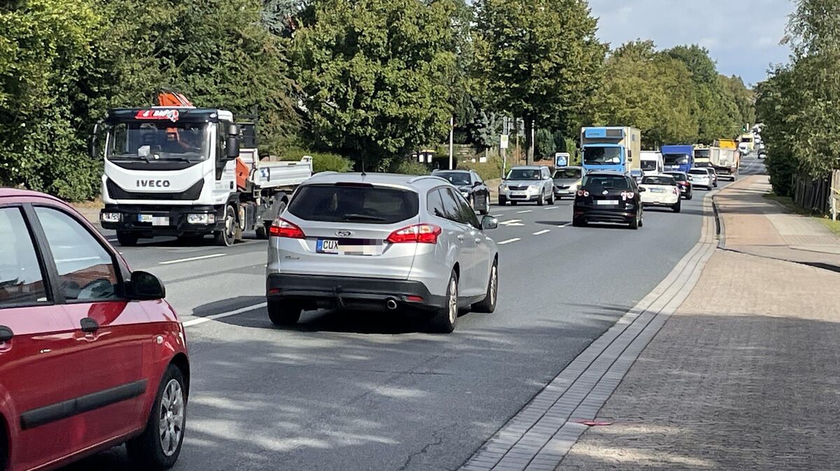 Fahrzeugkolonnen auf der Hauptstraße in Altenwalde: Dieser Anblick wird in den nächsten Wochen zur Regel werden, eine aufreibende Situation für alle Beteiligten. Foto: Reese-Winne