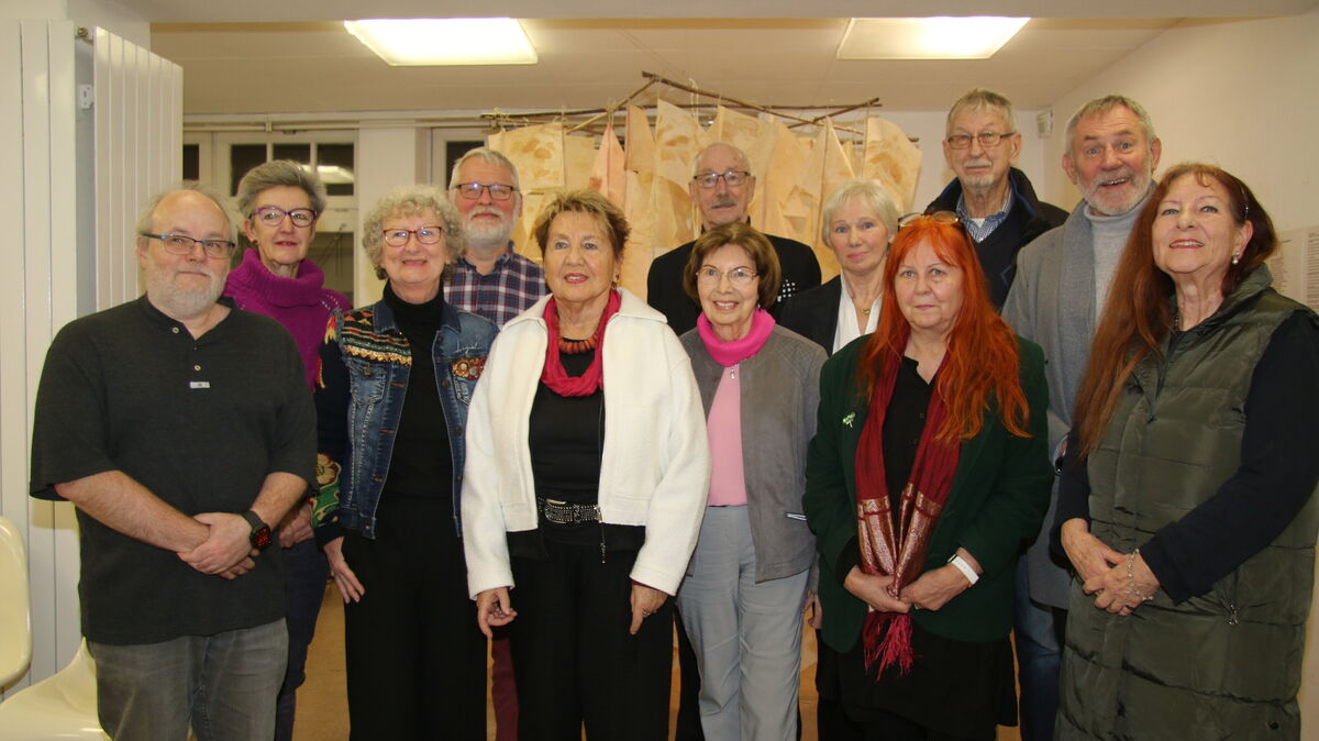 Vielseitige Perspektiven: Die Mitglieder-Ausstellung „Natürlich Kunst“ im Cuxhavener Kunstverein vereint Werke, die Natur und Kreativität auf eindrucksvolle Weise miteinander verbinden. Zwölf der vierzehn Kreativen stellten sich nach der Eröffnung zur Gruppenaufnahme zusammen.