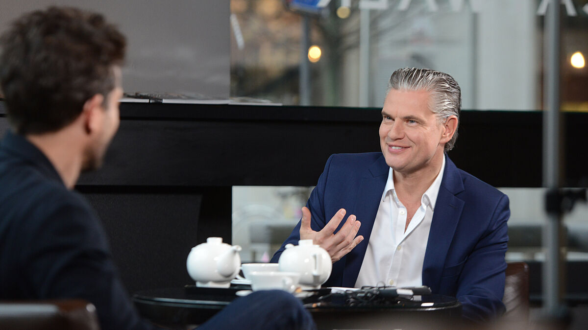 Peter Hoppe, hier im Gespräch mit dem Schauspieler Oliver Mommsen, ist seit mehr als 30 Jahren im Talk-Geschäft. Foto: Peter Rauh