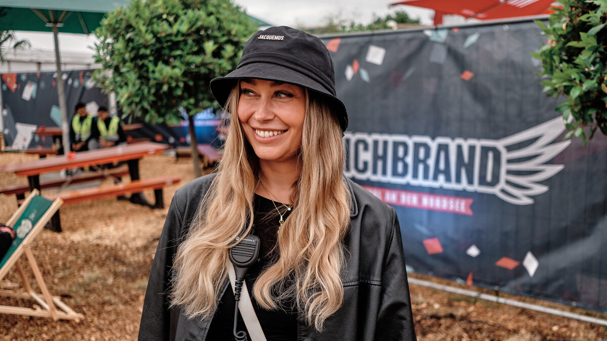 Zwischen Sicherheitsschuhen und Headliner-Verhandlungen – der Festivalalltag für Theresa Groß ist vielseitig. Foto: Tobias Kästner