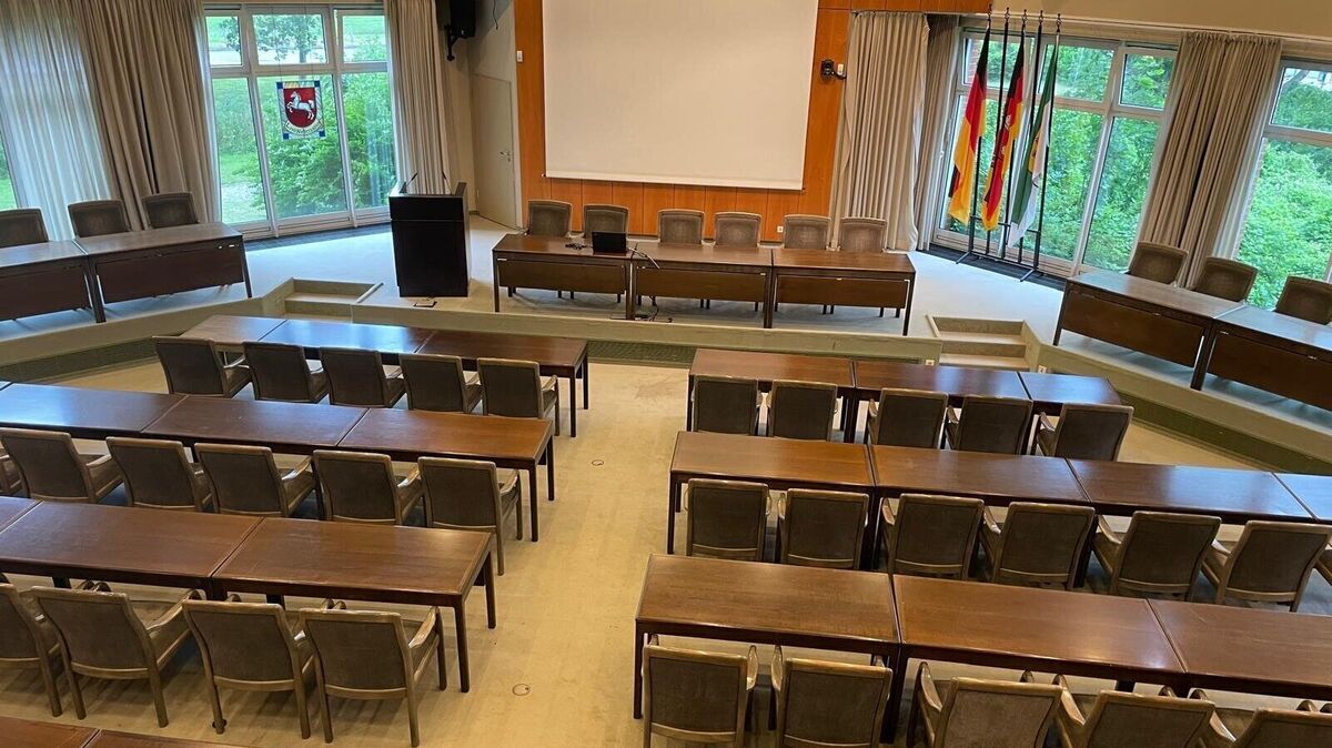 Hier tagt der Kreistag regelmäßig, aber der große Sitzungssaal im Kreishaus weist deutliche Schwellen auf. Er wird im vierten Quartal inklusiver umgestaltet. Foto: Kramp
