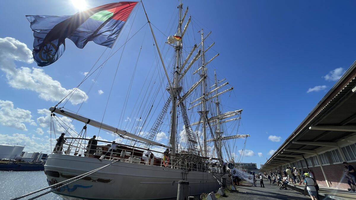 Das Segelschulschiff „Shabab Oman II” mit wehender Flagge am Heringskai. Foto: Reese-Winne