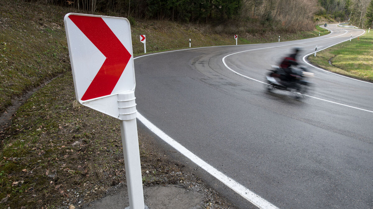 Eine Windböe brachte am Sonntag einen Motorradfahrer im Kreis Cuxhaven zu Fall. Symbolbild: Marijan Murat/dpa