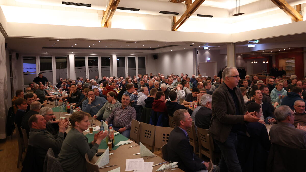 Teilnehmer der Versammlung des Besamungs- und Rindviehzuchtvereins Land Hadeln in Cadenberge, bei der Youtuber und Influencer Anthony Lee als Gastredner auftrat. Foto: Larschow