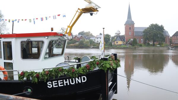 "Seehund" in Hemmoor getauft: 1,8 Millionen Euro für Sicherheit an und auf der Oste