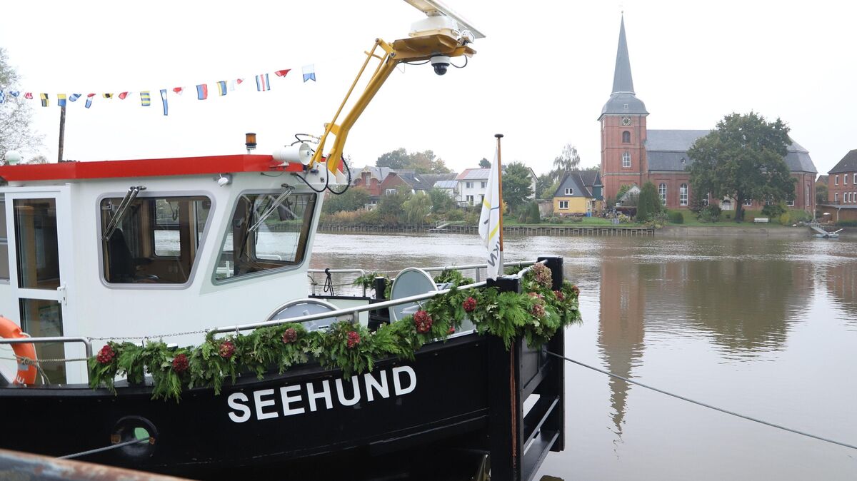 Der Niedersächsische Landesbetrieb für Wasserwirtschaft, Küsten- und Naturschutz (NLWKN) hat sein neues Unterhaltungsschiff am Mittwoch offiziell in Dienst gestellt. Foto: Larschow