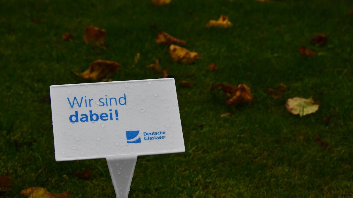 Derartige kleine Werbebotschaften sieht man in der Gärten der Haushalte der Samtgemeinden Land Hadeln und Hemmoor häufig. Dort läuft die Werbekampagne des Unternehmens "Deutsche Glasfaser". Foto: Schröder