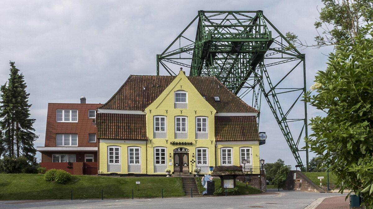 Dass der Erfolg des Fährkrugs mit der Schwebefähre steht und fällt, wussten schon die langjährigen, ehemaligen Eigentümer Horst und Gisela Ahlf. Foto: CNV-Archiv
