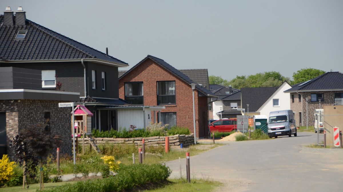 Das Neubaugebiet "Am Medembogen" in Otterndorf. Hier überfliegt in Kürze eine Drohne die bereits vorhandenen Grundstücke, um die versiegelten Flächen zu messen. Alle danach noch entstehenden Bauten werden später manuell erfasst. Foto: Rohde