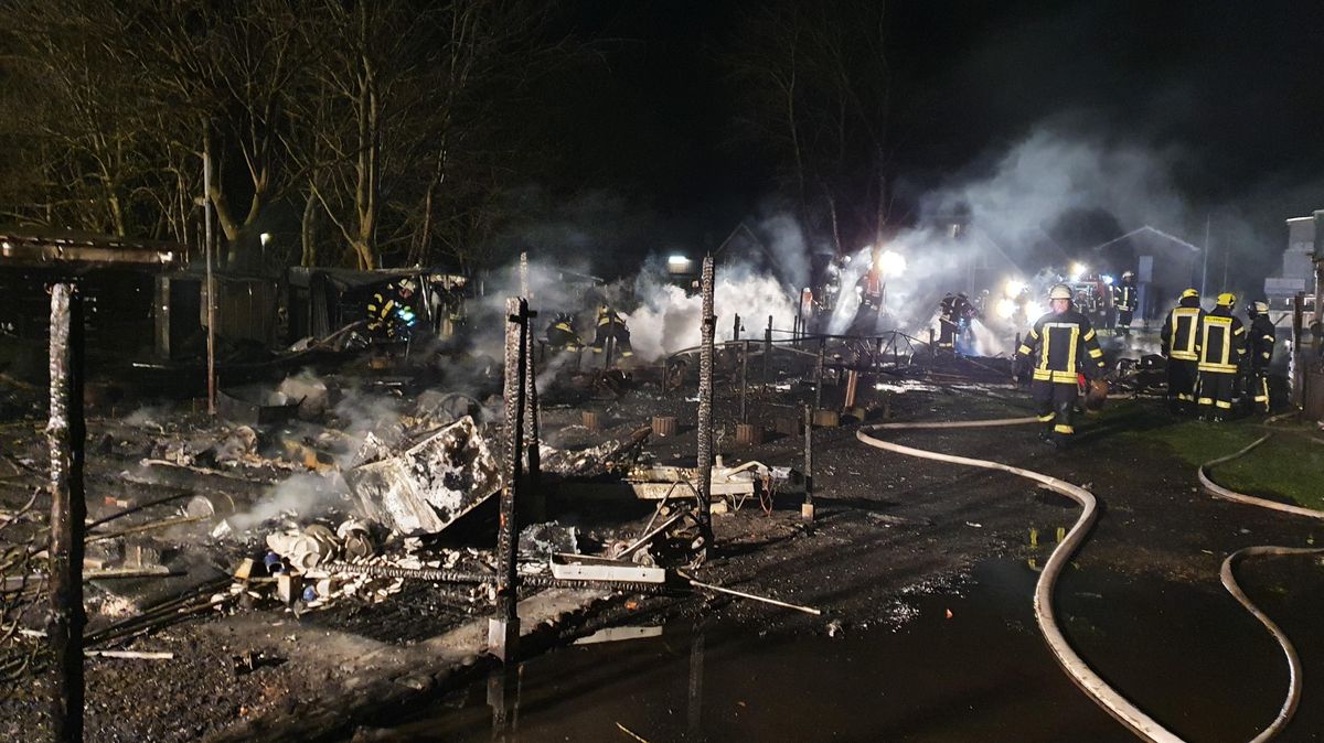 Von den Wohnwagen auf dem Duhner Campingplatz am Sahlenburger Weg ist nur noch Schutt und Asche übrig. Foto: Berufsfeuerwehr Cuxhaven