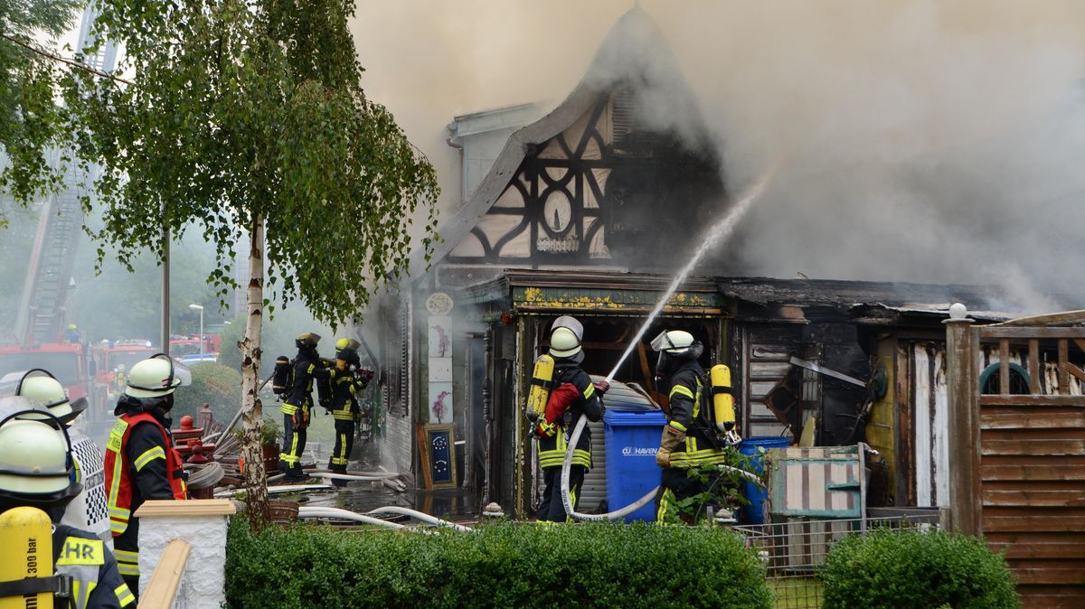 Das schmucke Wohnhaus am Wetternweg zwischen Groden und Altenbruch wurde trotz des Einsatzes mehrerer Cuxhavener Feuerwehren ein Raub der Flammen. Unklar ist bislang, ob sich während des Brandes noch eine Person in dem Haus befunden hat. Fotos: Rohde