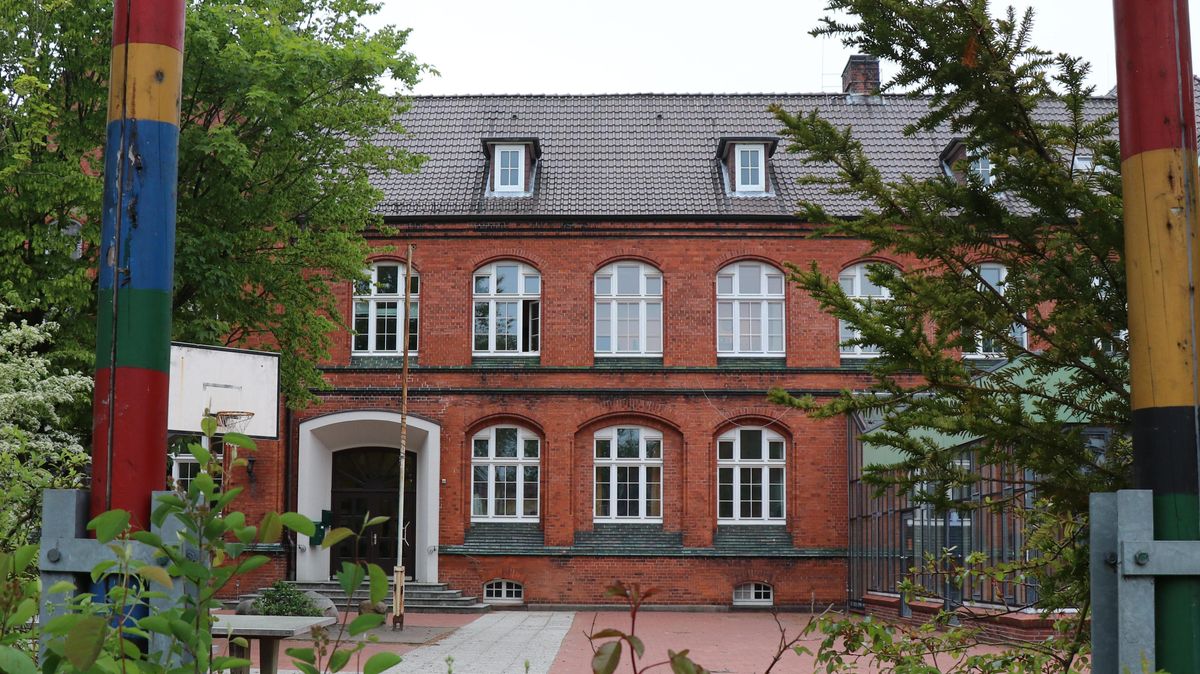 Die Otterndorfer Grundschule soll fit für die Zukunft gemacht werden. Doch wo werden die Schüler während der Bauphase unterrichtet? Foto: Mangels