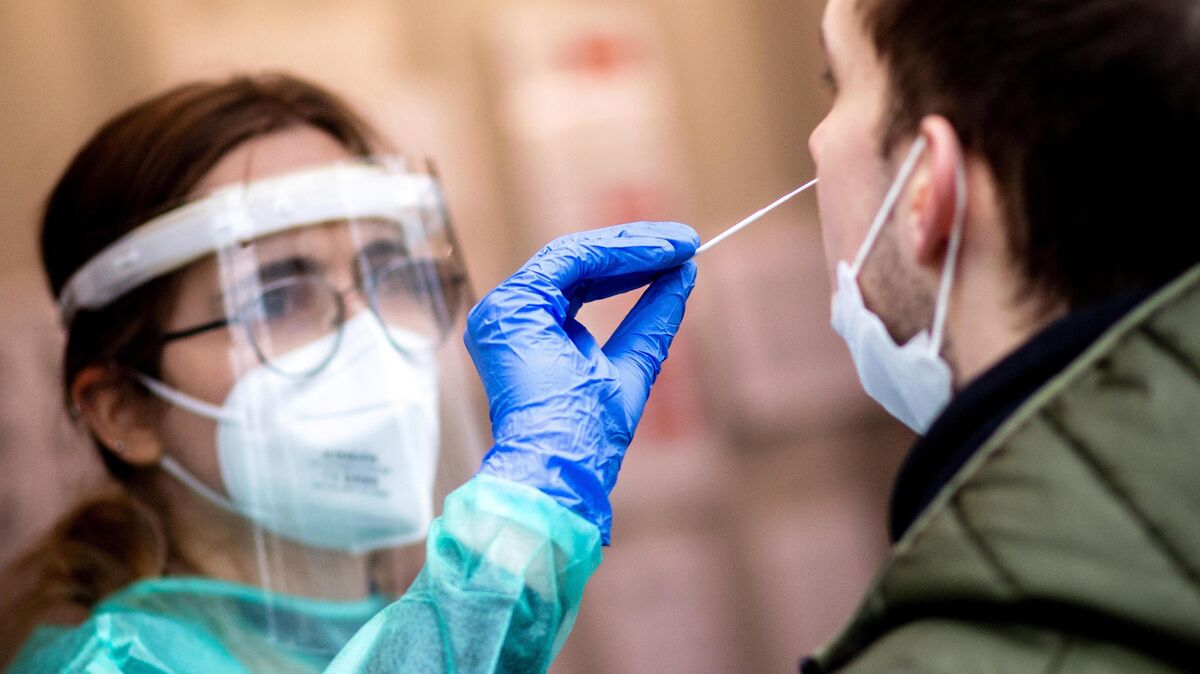Ein Bild, das ab Juli der Vergangenheit angehören könnte: Der Bürgertest wird wahrscheinlich kostenpflichtig. Für die Teststationen im Kreis Cuxhaven steht damit auch die Schließung im Raum, denn die Nachfrage nach Tests ist schon jetzt deutlich zurückgegangen. Foto: dpa
