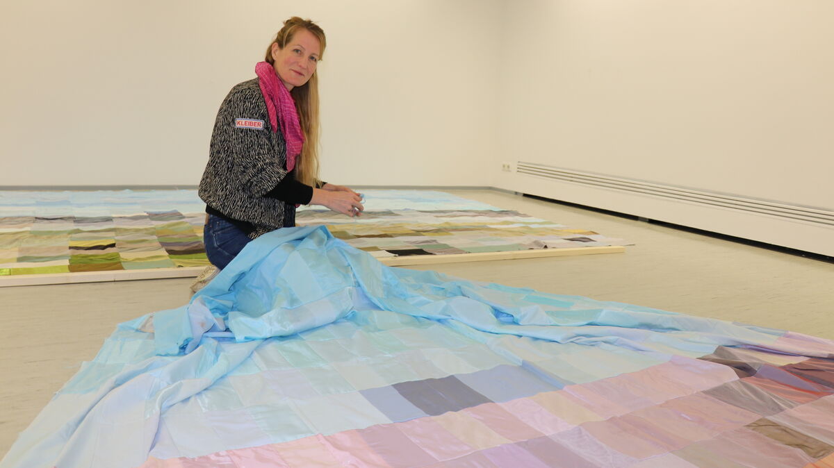 Letzte Vorbereitungen vor der Ausstellungseröffnung am morgigen Sonntag: Die Hamburger Künstlerin Ruth May legt noch einmal Hand an am großformatigen Pixel-Stoff. Foto: Mangels