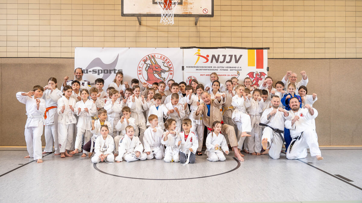 Knapp 50 Kinder nahmen am Sonnabend am Landesjugendlehrgang des Niedersächsischen Ju-Jutsu-Verbandes mit Achim Hanke teil. Foto: Keck