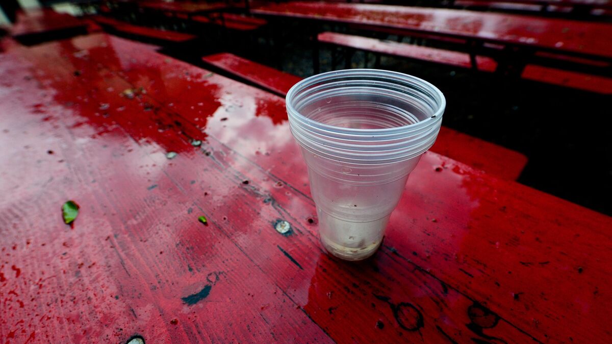 Mehrweg statt "Wegwerf"? Die Anschaffung von Mehrwegbechern zur Ausleihe bei Veranstaltungen soll in der Stadt Hemmoor den Plastikmüll ein wenig eindämmen. Auch über eine Verpackungssteuer wird nachgedacht. Foto: Peter Steffen/dpa