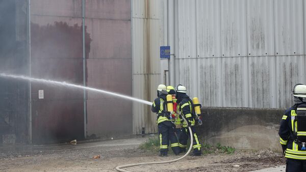 Einsatz im Hafen von Cuxhaven: Müll brennt in Firmen-Lagerhalle