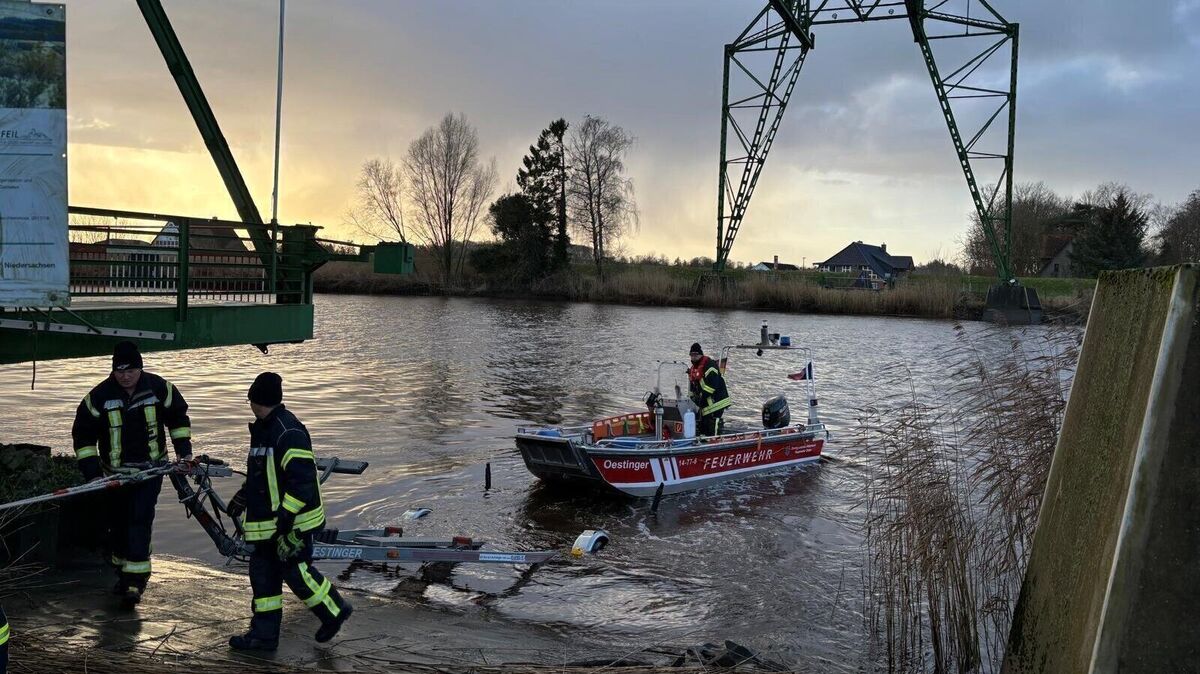 An der umfangreichen Suchaktion waren die Boote der Feuerwehren aus Osten und Burweg auf der Oste im Einsatz. Foto: Lange