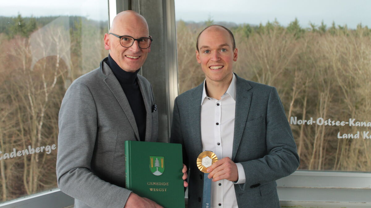 Der Wingster Bürgermeister Patrick Pawlowski und Olympiasieger Lasse Lührs trafen sich auf dem Olymp, um das Goldene Buch der Gemeinde einzuweihen. Fotos: Gemeinde Wingst
