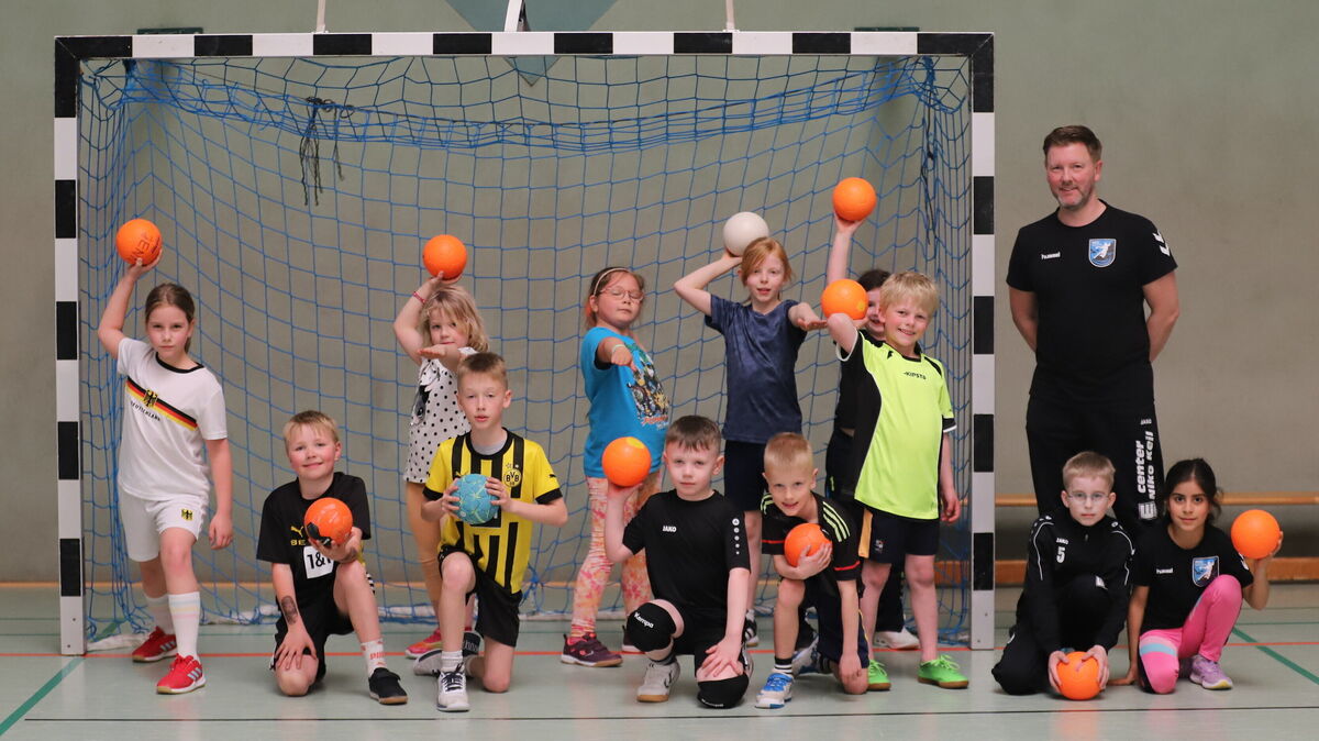 Dominik Schmarje (rechts) mit Handball-Minis der HSG Land Hadeln. Schon den kleinen Handballerinnen und Handballern will er die Technik vermitteln, die ihnen in der E-Jugend Vorteile bringt. Fotos: Witthohn