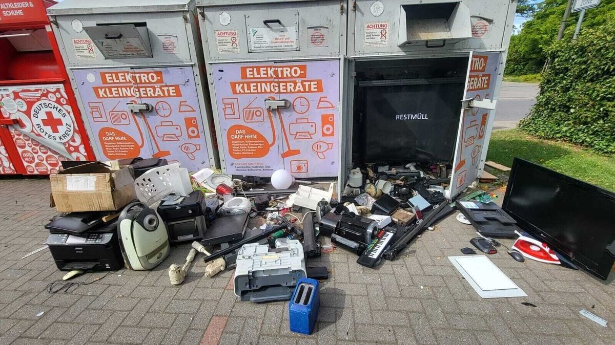 So sah es Anfang Mai am Container für ausgediente Elektro-Kleingeräte in Cadenberge aus: Die Behälter sind überfüllt, davor türmen sich Fernseher, Toaster und Co. Foto: Samtgemeinde Land Hadeln