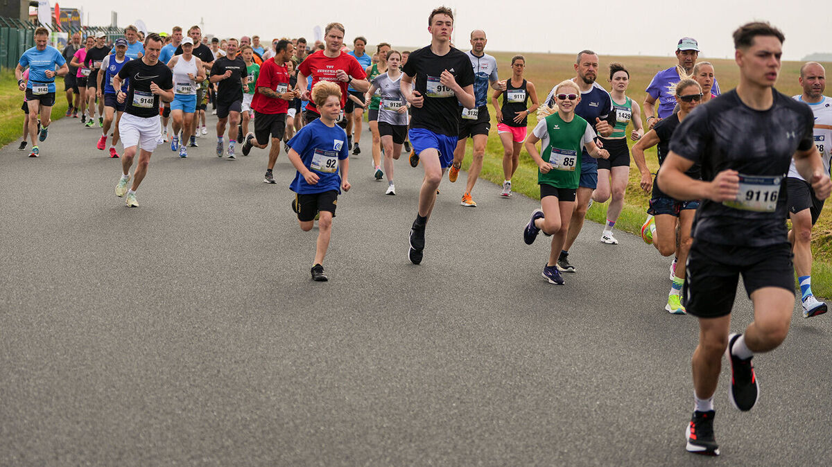 Insgesamt 180 Läuferinnen und Läufer starteten beim Bike Navy Run und drehten ihre Runden auf dem Flugplatz in Nordholz. Foto: Ralf Duderstadt/Ringfoto Schattke