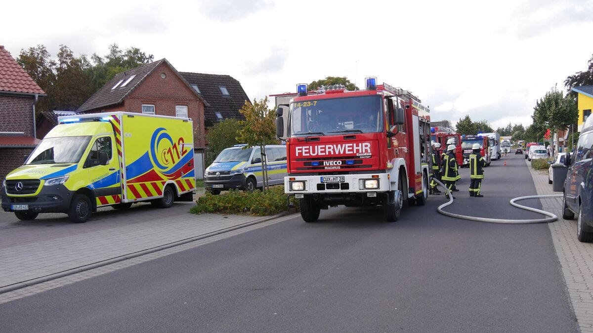 Da sich im Hobbykeller auch ein Waffenschrank mit Sportschützengewehren und die dazugehörige Munition befindet, ist ein Großaufgebot an Einsatzkräften am Einsatzort. Foto: Lange