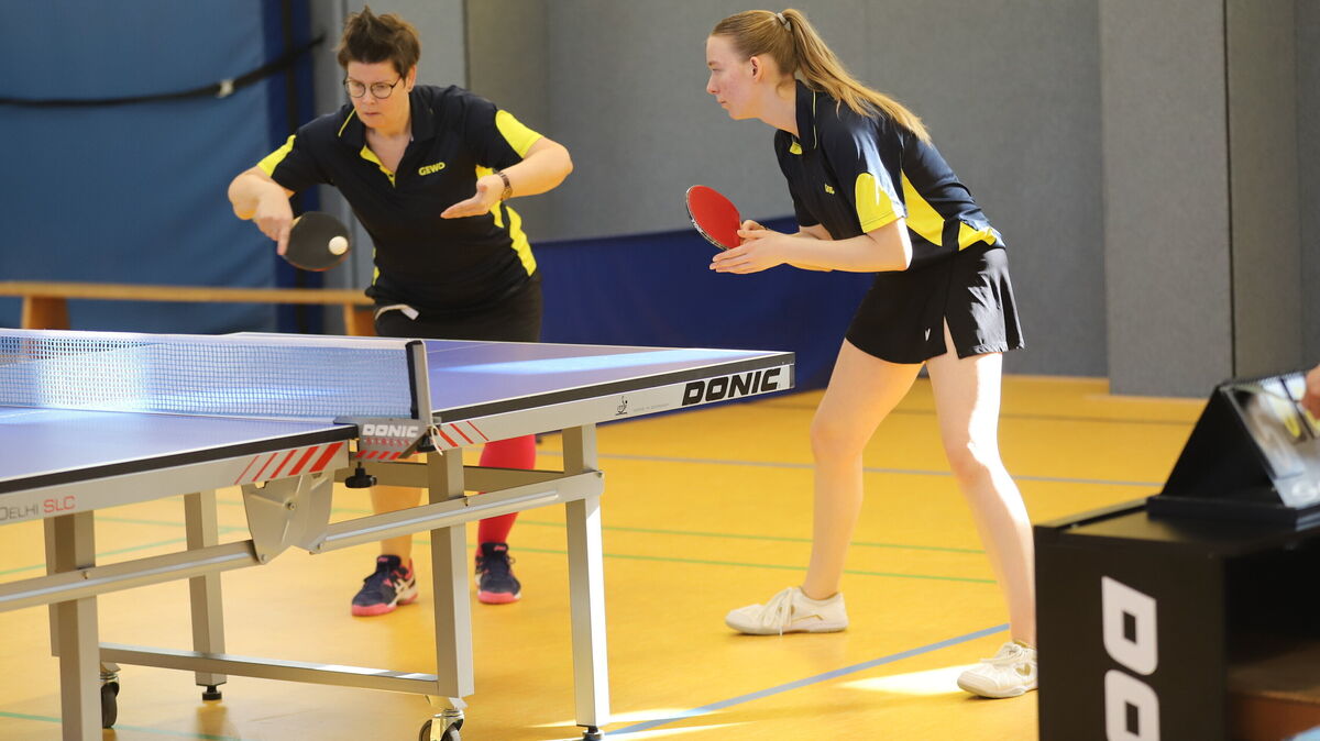 Johanna Jahnke (rechts) und Katrin Siemsen von Blau-Gelb Cuxhaven erspielten sich im Doppel eine ausgeglichene Bilanz (1:1). Foto: Witthohn