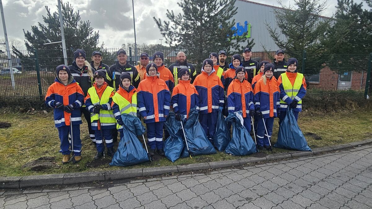 Bei allen Beteiligten sorgt das Müllsammeln für volle Mülltüten, aber auch für Entsetzen und Fassungslosigkeit, dass wieder so viel Müll am Ende zusammengekommen ist. Foto: Lange