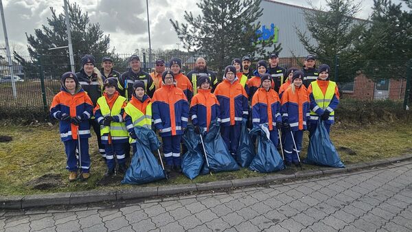 Viel Müll in der Natur: Jugendfeuerwehr sammelt über drei Stunden in Hemmoor