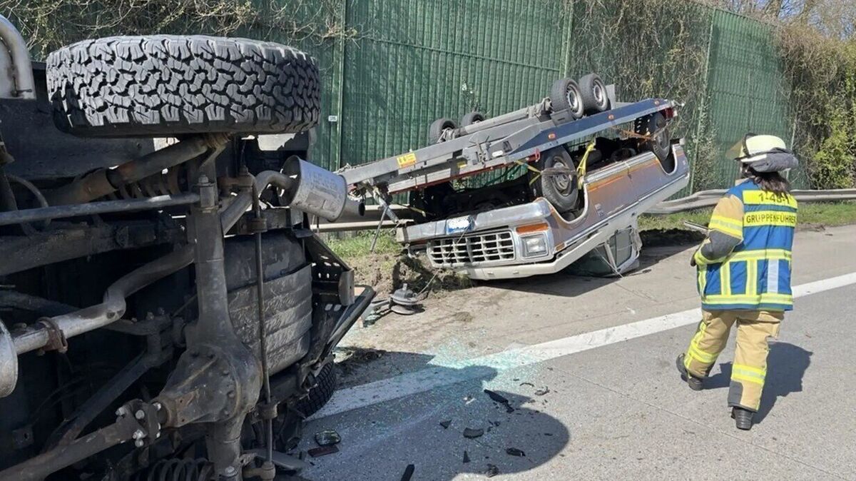 Das Zugfahrzeug und der geladene Oldtimer wurden bei dem Unfall in Mitleidenschaft gezogen. Weitere Fahrzeuge waren nicht beteiligt. Foto: Feuerwehr Bremerhaven