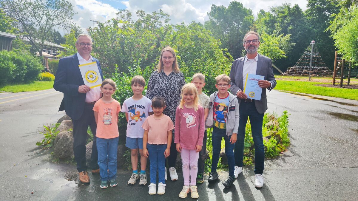 Gemeinsam für gesunde Kinder: Maik Schwanemann und Thomas Westphal als Vertreter des Lions Club mit Kindern der 1. Klasse und Klassenlehrerin Carolin Bergner-Tenge bei der Übergabe des Klaro-Siegels 2026.