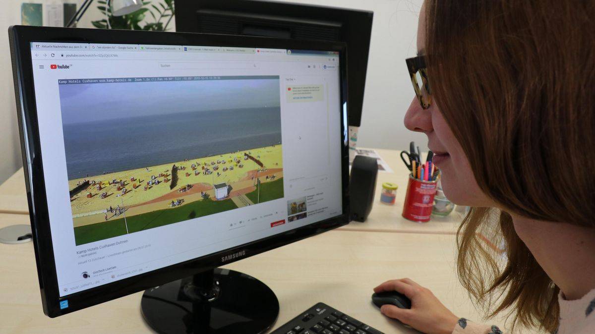 Der Blick auf den Duhner Strand ist auch aus dem molligen Büro oder Wohnzimmer heraus möglich: Internet-Kameras liefern Live-Bilder von der Elbmündung, so zum Beispiel die Webcam auf dem Dach des Strandhotels Duhnen. Foto: Mangels