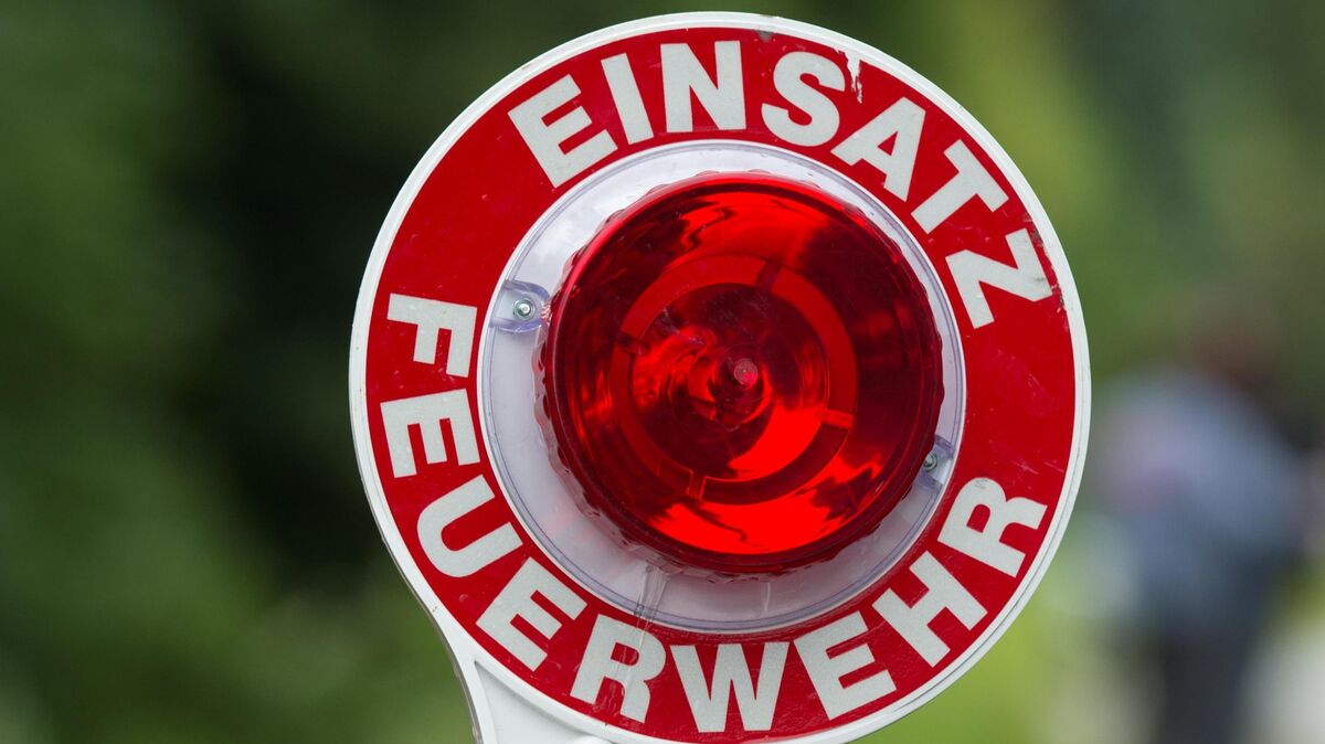 Die Feuerwehr kümmerte sich um die Flammen, konnte aber nicht verhindern, dass das Haus ausbrannte. Symbolfoto: Armin Weigel/dpa