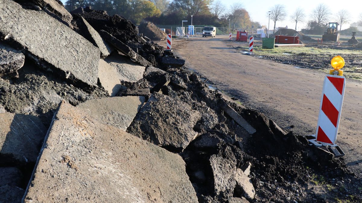 Im Otterndorfer Neubaugebiet Am Medembogen wurde die neue Asphaltstraße wieder aufgerissen. Foto: Mangels