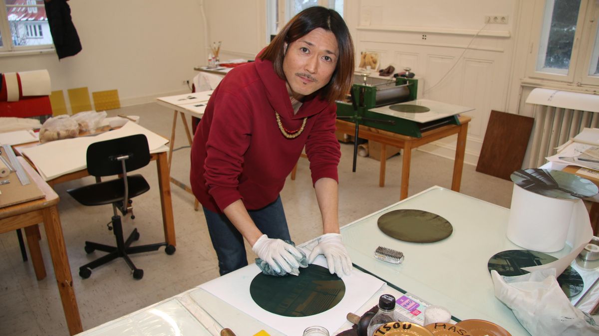 Masanobu Mitsuyasu ist ein ausgewiesener Fachmann in Sachen Fototechnik, Siebdruck, Hochdruck und Monotypie. Im Künstlerhaus arbeitet er derzeit an einer Biografiearbeit mit "positiven Affirmationen". Foto: Potschka