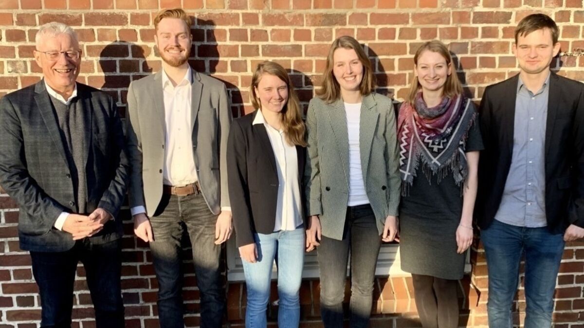 Jürgen Tomaschewski (Leiter der Außenstelle) mit den Studienreferendaren, die in die „zweite Phase“ ihrer Ausbildung starten: Tim Beierlein (Gymnasium Warstade), Pia-Katharina Wahlers (Gymnasium Otterndorf), Anna Schmäler (Lichtenberg-Gymnasium), Leonie Bokop (Amandus-Abendroth-Gymnasium), Menno Hinrichs (Internatsgymnasium Bad Bederkesa) (v.l.). Foto: Studienseminar