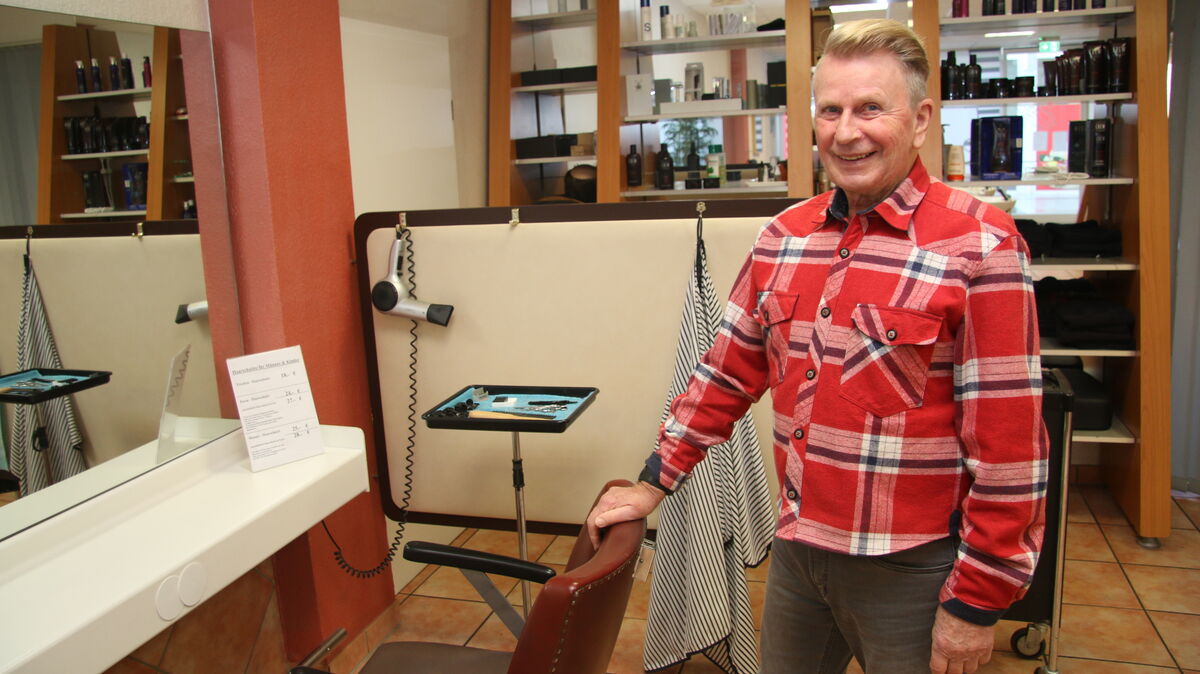 In seinem Salon im City Center Cuxhaven frisiert Friseurmeister Michael Probst seine Stammkunden an drei Tagen in der Woche. Foto: Potschka