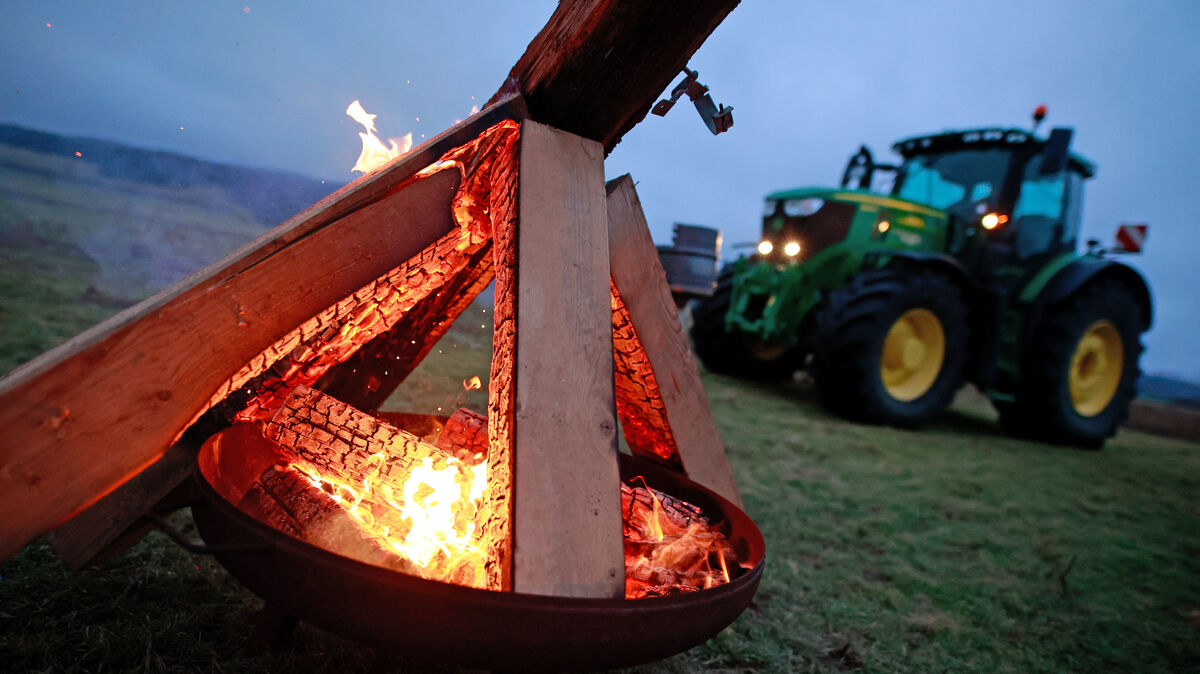 An diesem Wochenende wollen Landwirte aus der Region bei einer „Mahnfeuer“-Aktion in Wanna für ihre Anliegen werben. Foto: Matthias Bein / dpa