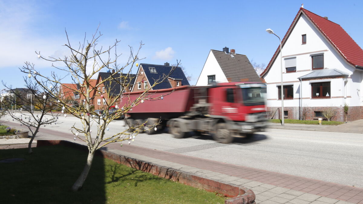 Der Bäderring am Heinrich-Grube-Weg: Schwere Lkw rollen hier täglich durch ein Wohnquartier. Ob Tempo 30 kommen kann, entscheiden künftig nicht Emotionen, sondern Messwerte. Foto: Koppe