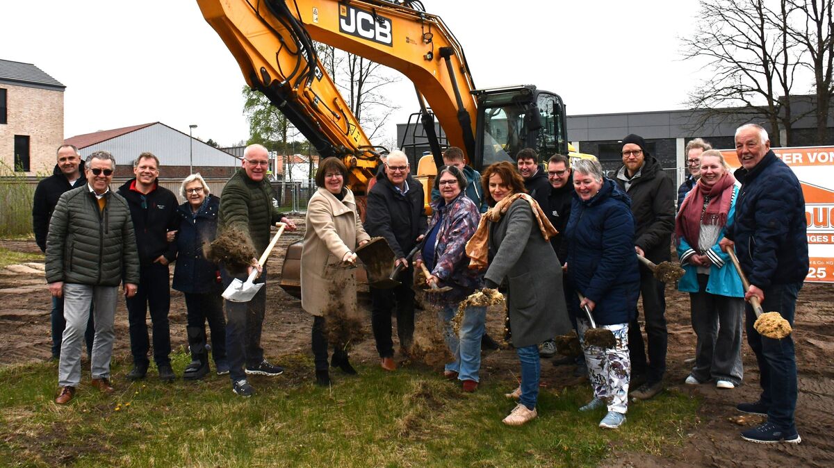 Da flog die Erde durch die Luft: Am Freitag gab es den offiziellen Startschuss für den Bau des Gemeindehauses in Hemmoor. Foto: Schröder